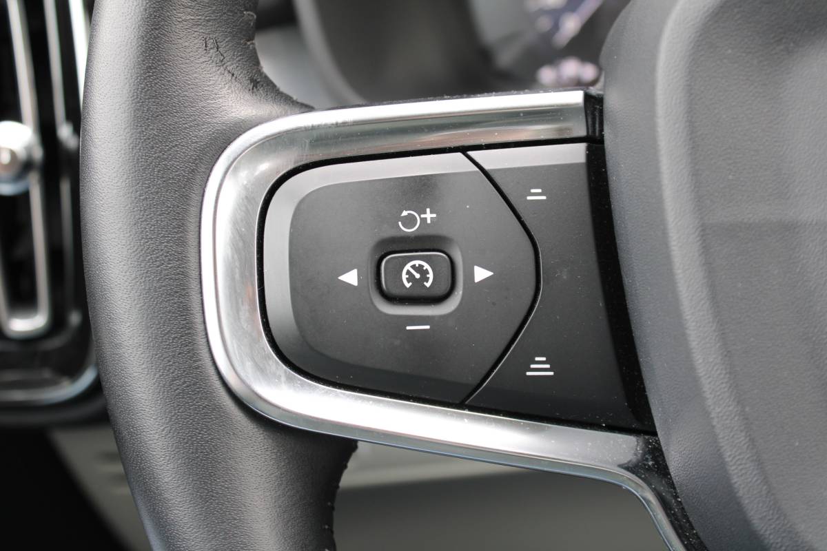 Volvo XC40 Volvo XC40 T4 191PK Automaat Momentum | Adapt. Cruise | Blis | Verw. Voorstoelen & Stuurwiel | Leder | Camera | DAB |