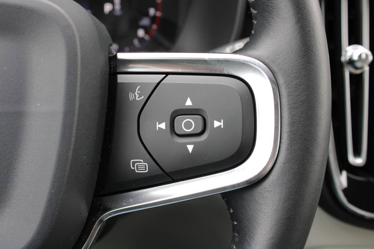 Volvo XC40 Volvo XC40 T4 191PK Automaat Momentum | Adapt. Cruise | Blis | Verw. Voorstoelen & Stuurwiel | Leder | Camera | DAB |
