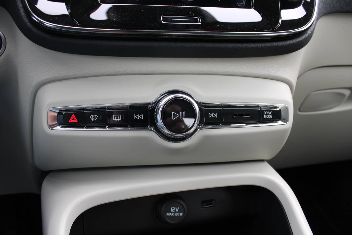 Volvo XC40 Volvo XC40 T4 191PK Automaat Momentum | Adapt. Cruise | Blis | Verw. Voorstoelen & Stuurwiel | Leder | Camera | DAB |