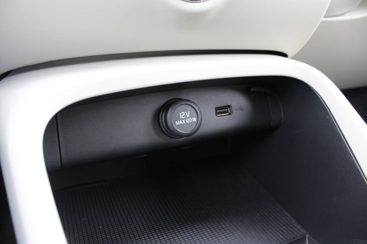 Volvo XC40 Volvo XC40 T4 191PK Automaat Momentum | Adapt. Cruise | Blis | Verw. Voorstoelen & Stuurwiel | Leder | Camera | DAB |