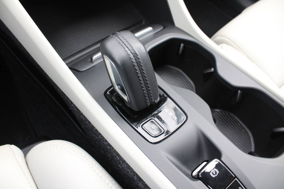 Volvo XC40 Volvo XC40 T4 191PK Automaat Momentum | Adapt. Cruise | Blis | Verw. Voorstoelen & Stuurwiel | Leder | Camera | DAB |