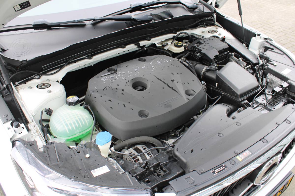 Volvo XC40 Volvo XC40 T4 191PK Automaat Momentum | Adapt. Cruise | Blis | Verw. Voorstoelen & Stuurwiel | Leder | Camera | DAB |