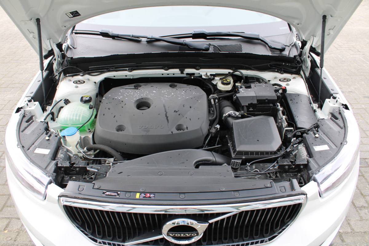 Volvo XC40 Volvo XC40 T4 191PK Automaat Momentum | Adapt. Cruise | Blis | Verw. Voorstoelen & Stuurwiel | Leder | Camera | DAB |