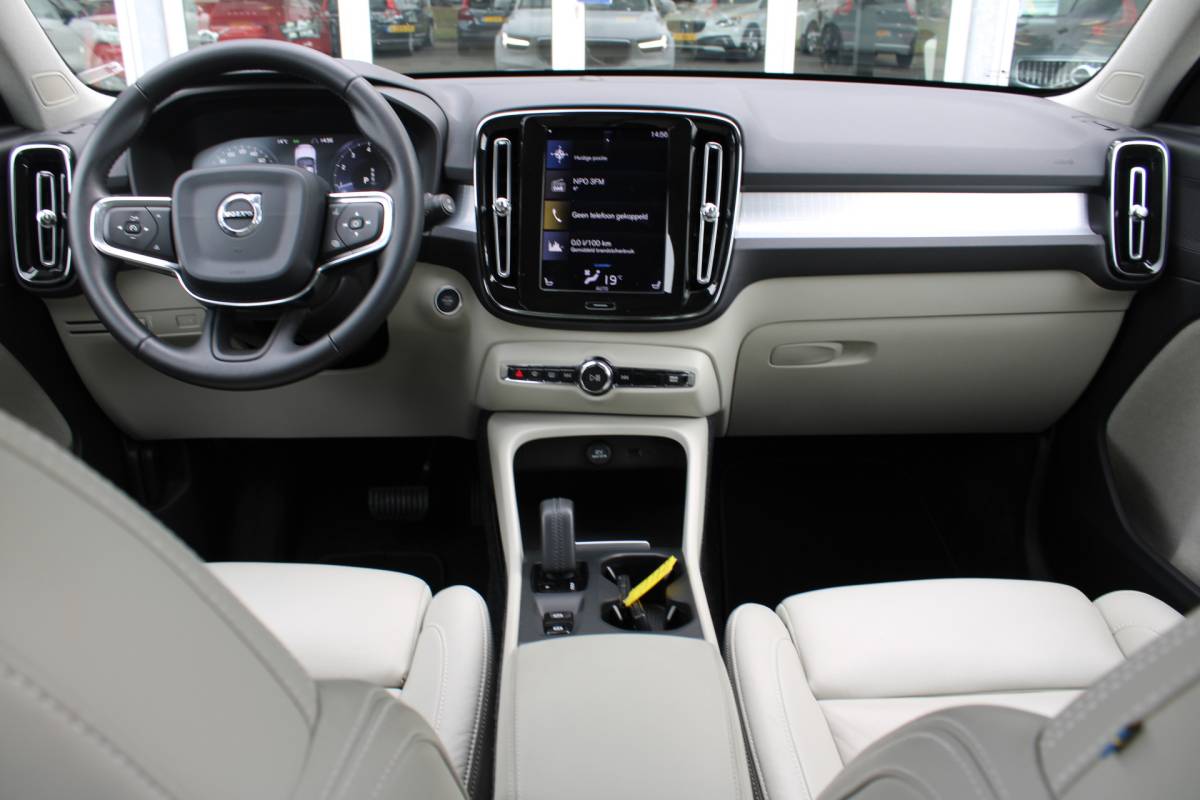 Volvo XC40 Volvo XC40 T4 191PK Automaat Momentum | Adapt. Cruise | Blis | Verw. Voorstoelen & Stuurwiel | Leder | Camera | DAB |