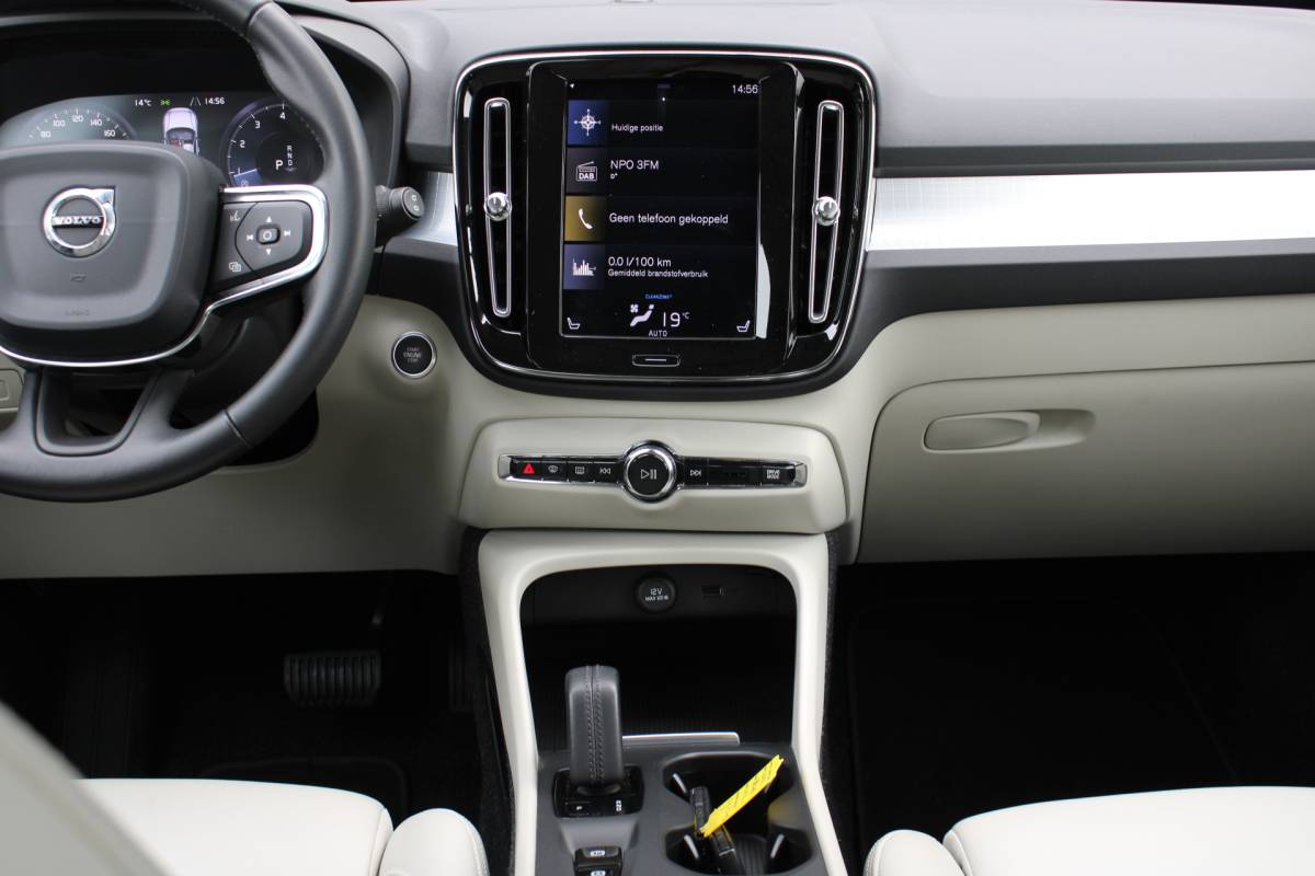 Volvo XC40 Volvo XC40 T4 191PK Automaat Momentum | Adapt. Cruise | Blis | Verw. Voorstoelen & Stuurwiel | Leder | Camera | DAB |