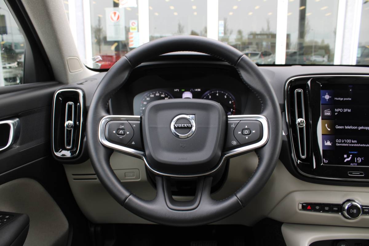 Volvo XC40 Volvo XC40 T4 191PK Automaat Momentum | Adapt. Cruise | Blis | Verw. Voorstoelen & Stuurwiel | Leder | Camera | DAB |