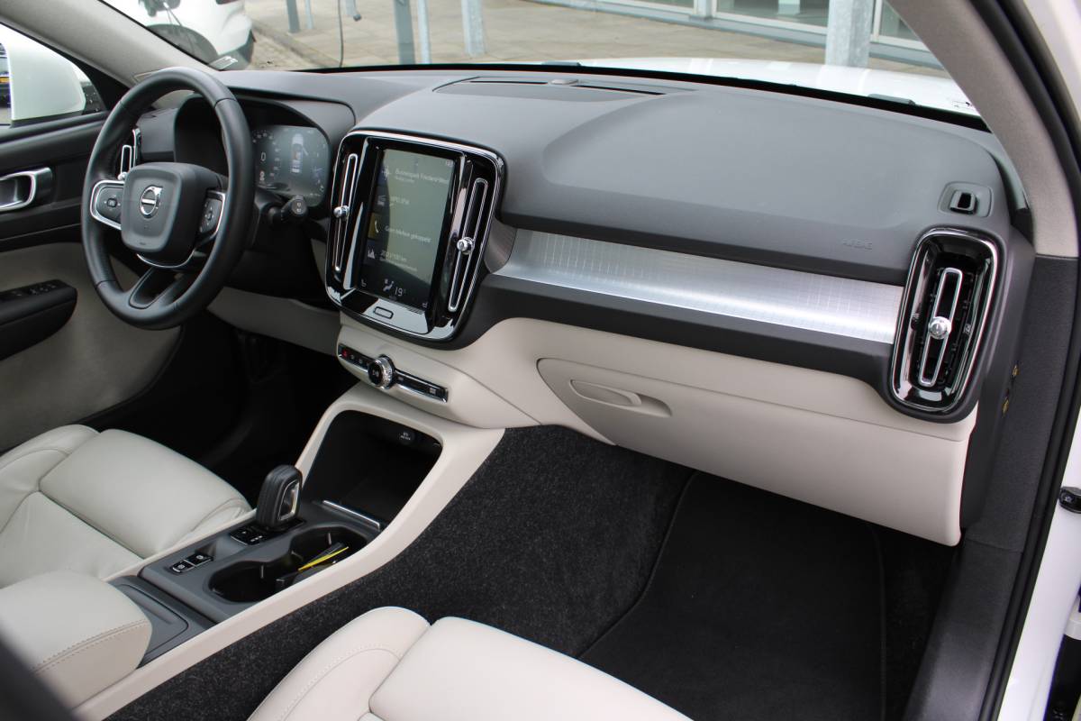 Volvo XC40 Volvo XC40 T4 191PK Automaat Momentum | Adapt. Cruise | Blis | Verw. Voorstoelen & Stuurwiel | Leder | Camera | DAB |