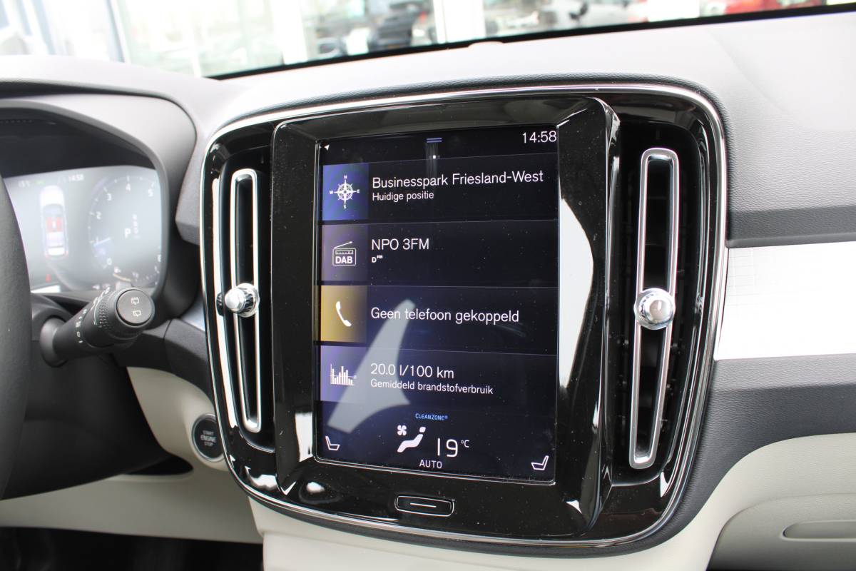 Volvo XC40 Volvo XC40 T4 191PK Automaat Momentum | Adapt. Cruise | Blis | Verw. Voorstoelen & Stuurwiel | Leder | Camera | DAB |