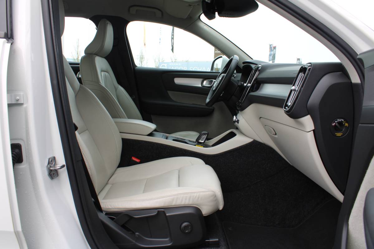 Volvo XC40 Volvo XC40 T4 191PK Automaat Momentum | Adapt. Cruise | Blis | Verw. Voorstoelen & Stuurwiel | Leder | Camera | DAB |
