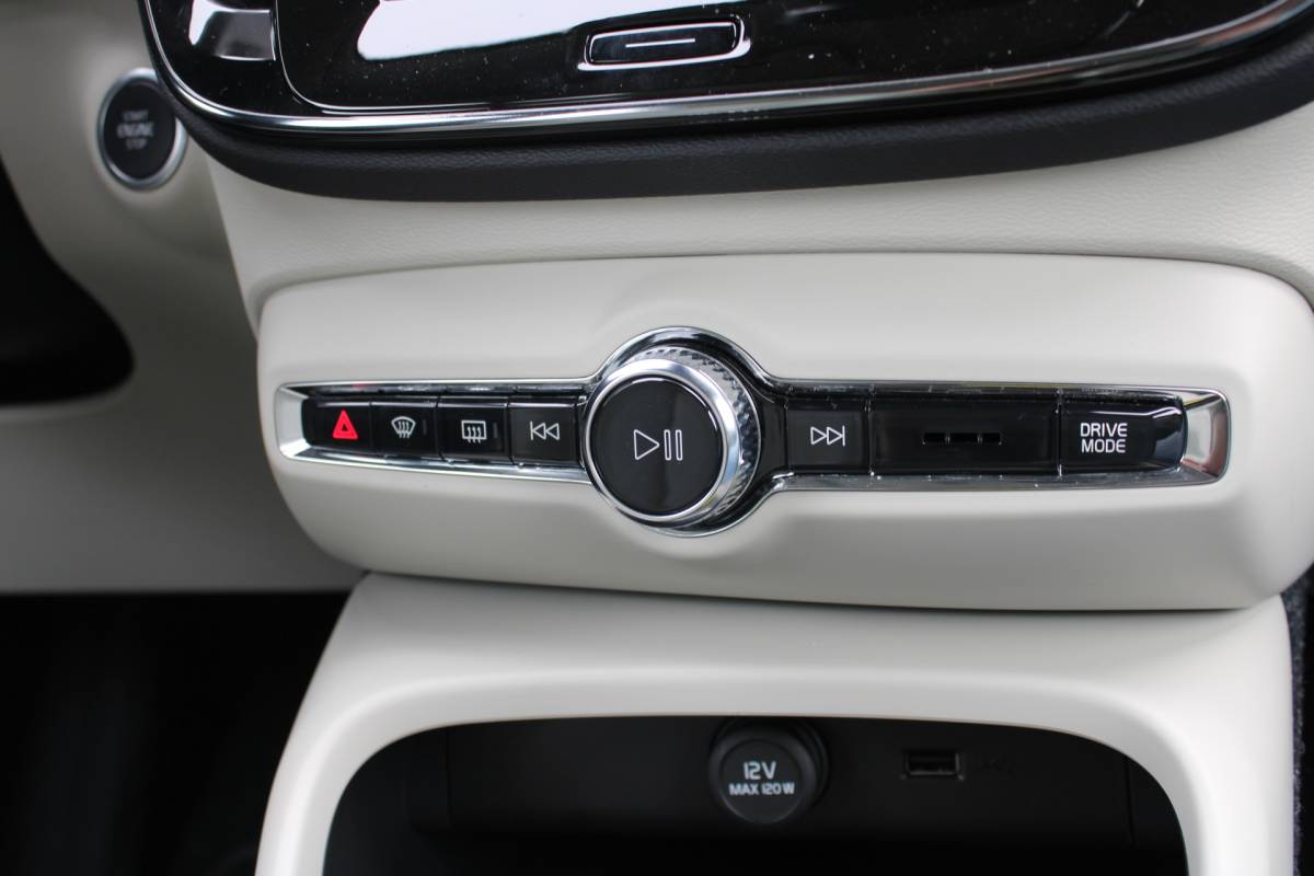 Volvo XC40 Volvo XC40 T4 191PK Automaat Momentum | Adapt. Cruise | Blis | Verw. Voorstoelen & Stuurwiel | Leder | Camera | DAB |