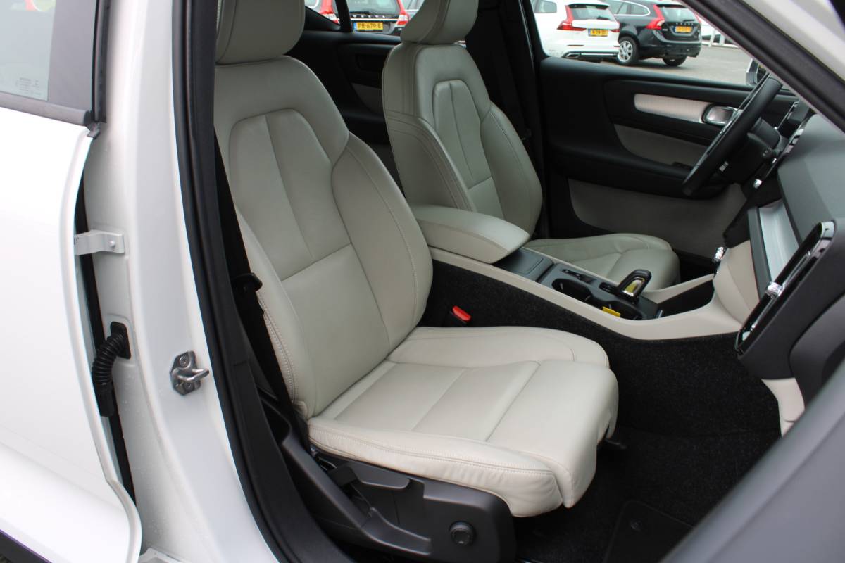 Volvo XC40 Volvo XC40 T4 191PK Automaat Momentum | Adapt. Cruise | Blis | Verw. Voorstoelen & Stuurwiel | Leder | Camera | DAB |