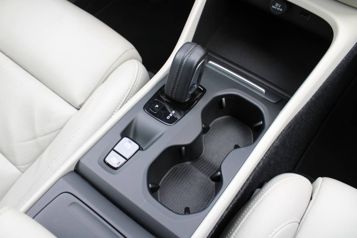 Volvo XC40 Volvo XC40 T4 191PK Automaat Momentum | Adapt. Cruise | Blis | Verw. Voorstoelen & Stuurwiel | Leder | Camera | DAB |