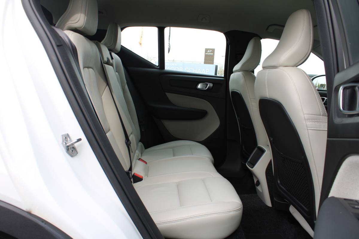 Volvo XC40 Volvo XC40 T4 191PK Automaat Momentum | Adapt. Cruise | Blis | Verw. Voorstoelen & Stuurwiel | Leder | Camera | DAB |