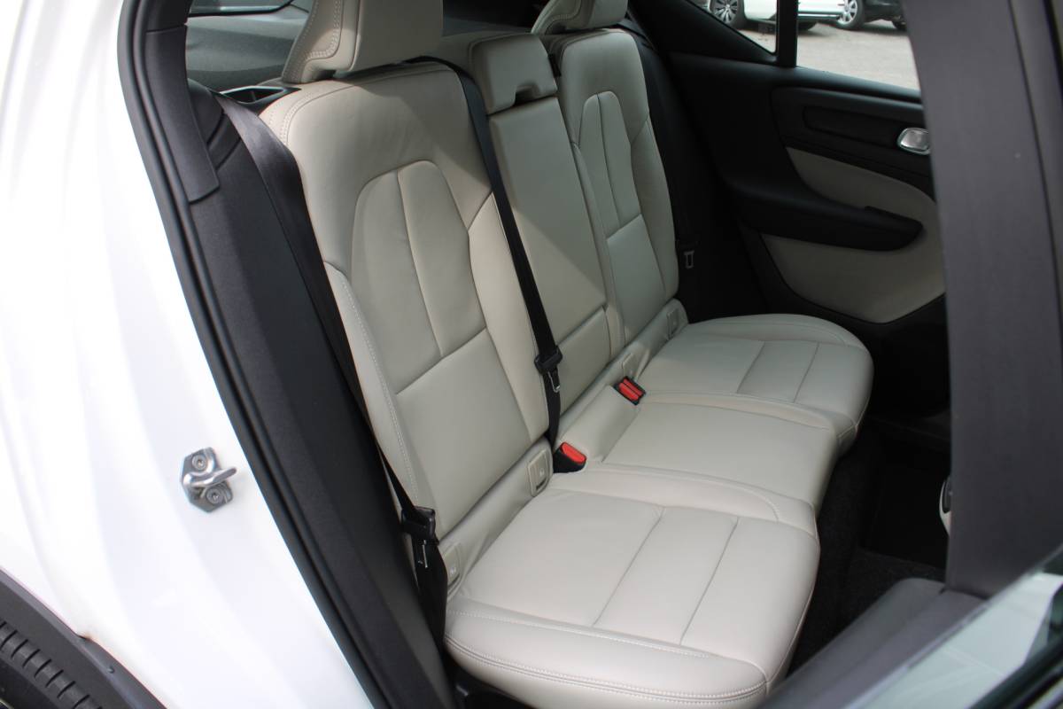 Volvo XC40 Volvo XC40 T4 191PK Automaat Momentum | Adapt. Cruise | Blis | Verw. Voorstoelen & Stuurwiel | Leder | Camera | DAB |