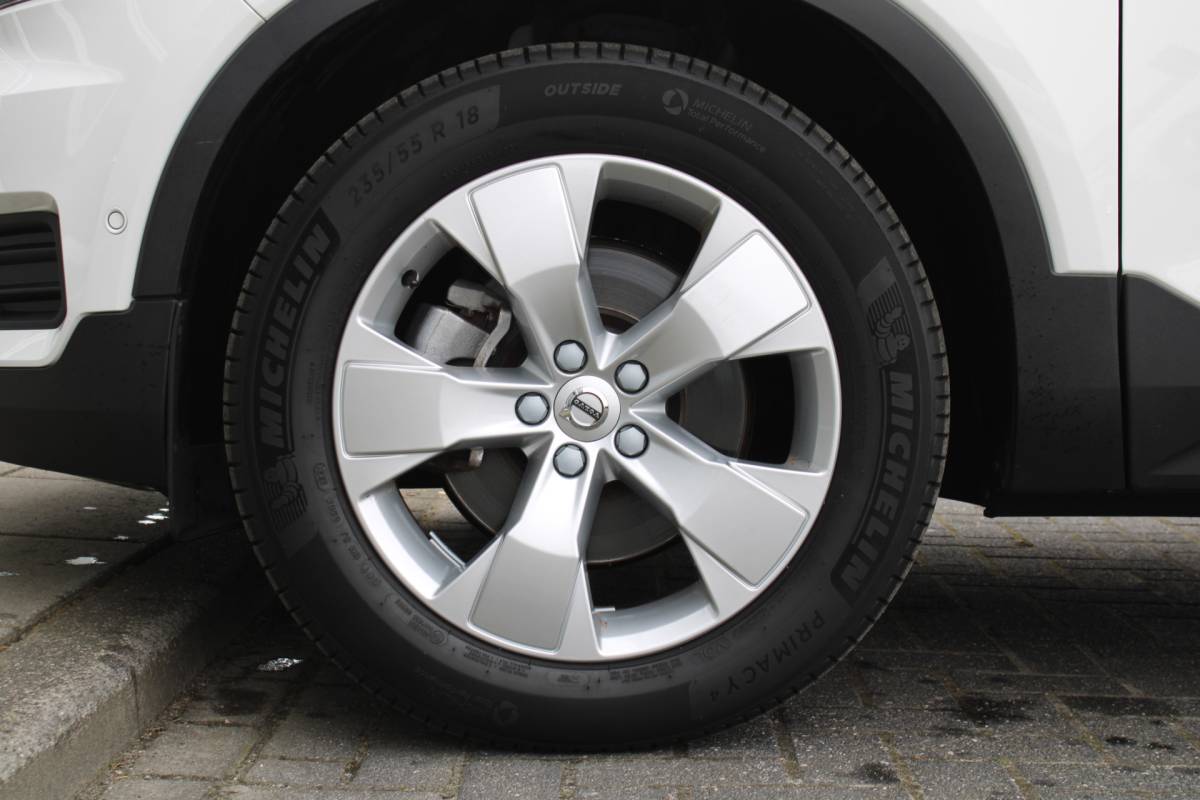 Volvo XC40 Volvo XC40 T4 191PK Automaat Momentum | Adapt. Cruise | Blis | Verw. Voorstoelen & Stuurwiel | Leder | Camera | DAB |