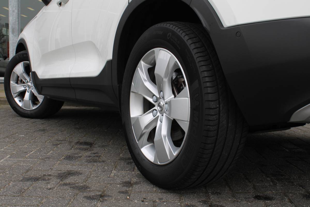 Volvo XC40 Volvo XC40 T4 191PK Automaat Momentum | Adapt. Cruise | Blis | Verw. Voorstoelen & Stuurwiel | Leder | Camera | DAB |