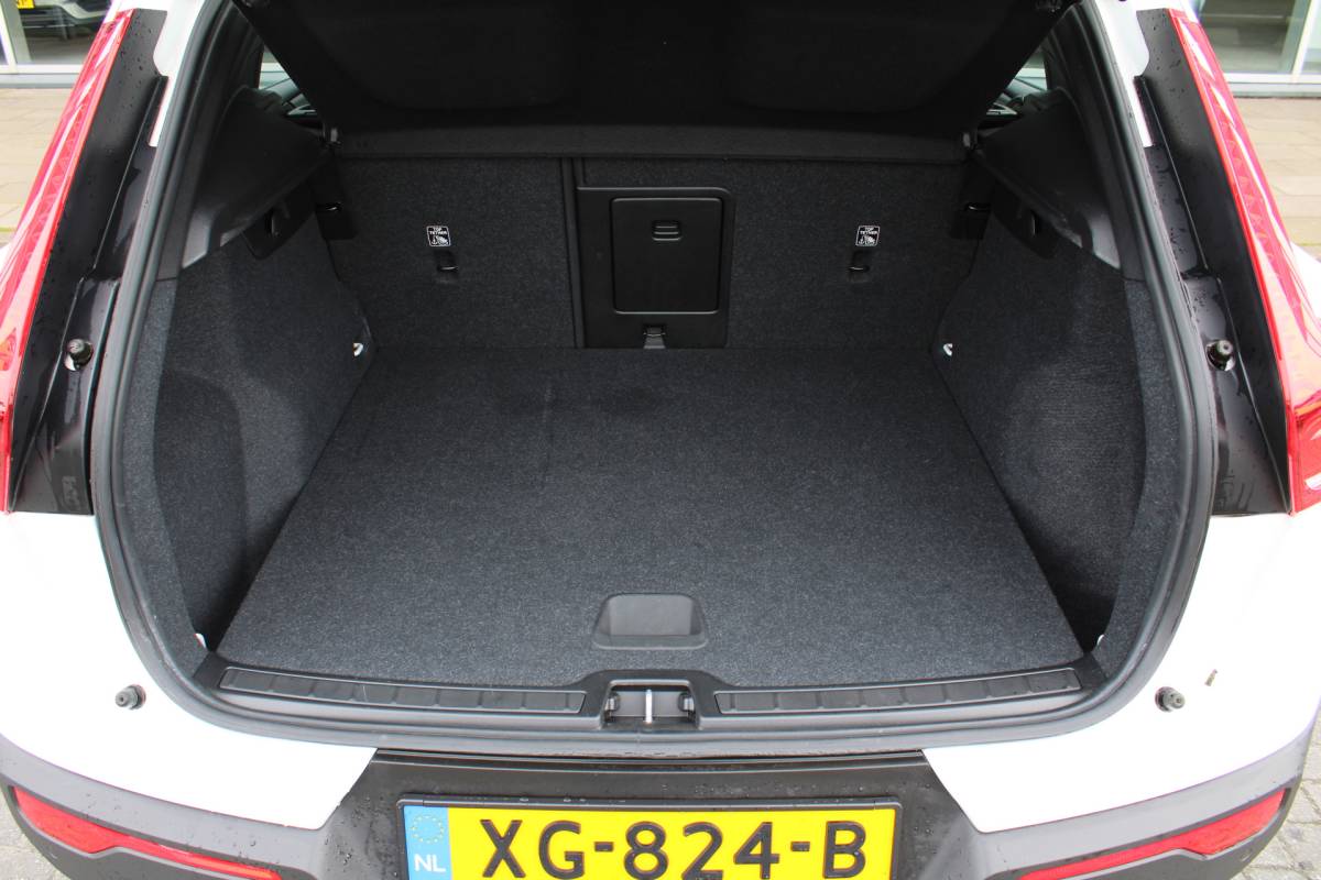 Volvo XC40 Volvo XC40 T4 191PK Automaat Momentum | Adapt. Cruise | Blis | Verw. Voorstoelen & Stuurwiel | Leder | Camera | DAB |