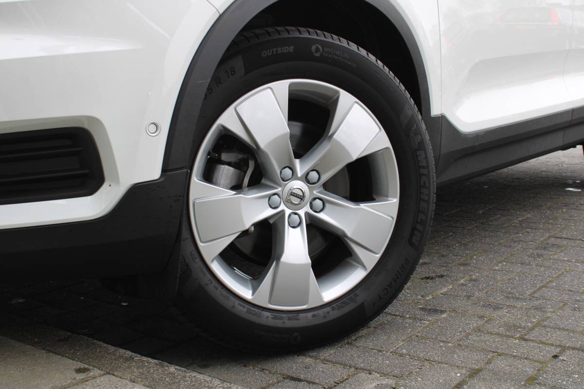 Volvo XC40 Volvo XC40 T4 191PK Automaat Momentum | Adapt. Cruise | Blis | Verw. Voorstoelen & Stuurwiel | Leder | Camera | DAB |