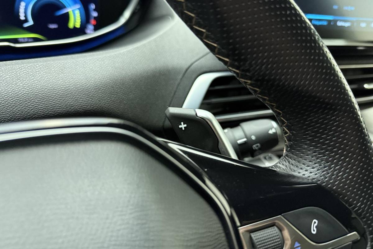 Peugeot 3008 Peugeot 3008 1.6 HYbrid 225 GT Automaat | Navigatie | Trekhaak | Climate Control | Cruise Control Adaptie | Keyless entry en Start | Zwart Dak | Camera