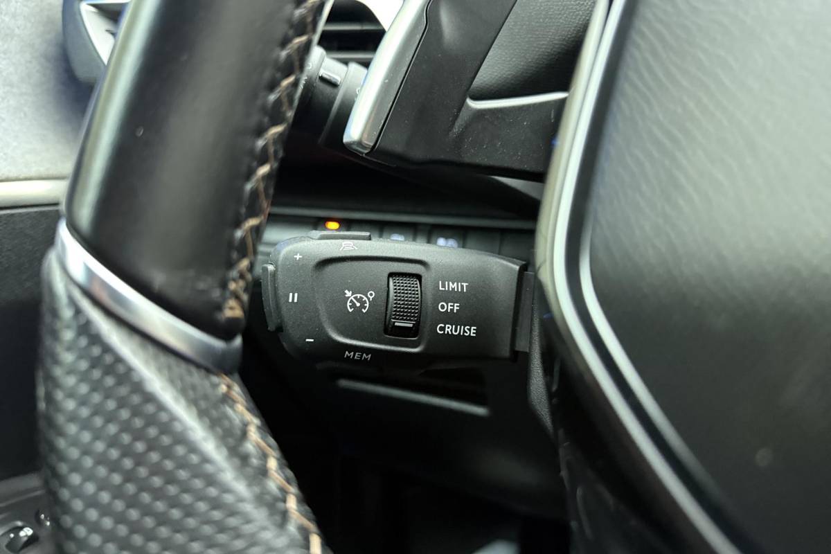 Peugeot 3008 Peugeot 3008 1.6 HYbrid 225 GT Automaat | Navigatie | Trekhaak | Climate Control | Cruise Control Adaptie | Keyless entry en Start | Zwart Dak | Camera