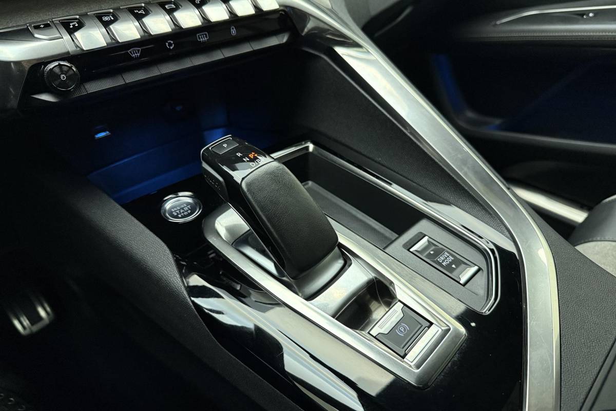 Peugeot 3008 Peugeot 3008 1.6 HYbrid 225 GT Automaat | Navigatie | Trekhaak | Climate Control | Cruise Control Adaptie | Keyless entry en Start | Zwart Dak | Camera