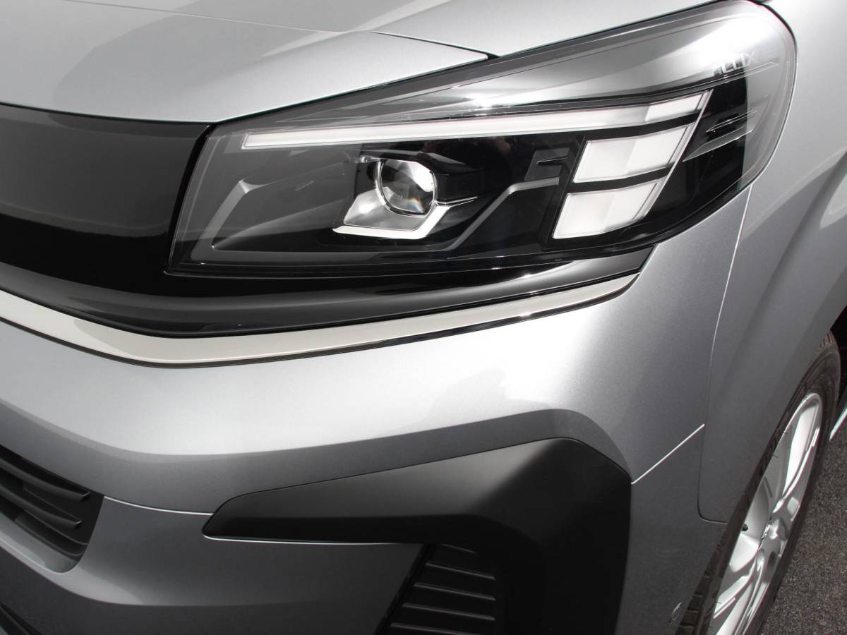 Opel Vivaro Opel Vivaro 2.0 BlueHDi 180 S&S L3 Automaat Apple Carplay /  Android Auto Parkeersensoren V+A Trekhaak Camera Navigatie Cruise Control LED koplampen houten afwerking laadruimte