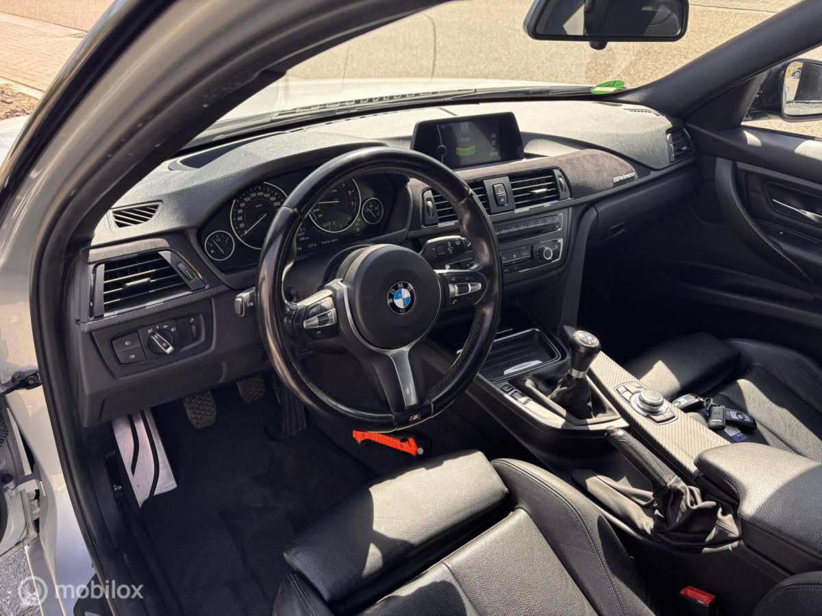 BMW 3 Serie BMW 3-serie 320i M-Pakket Performance Head up Leer