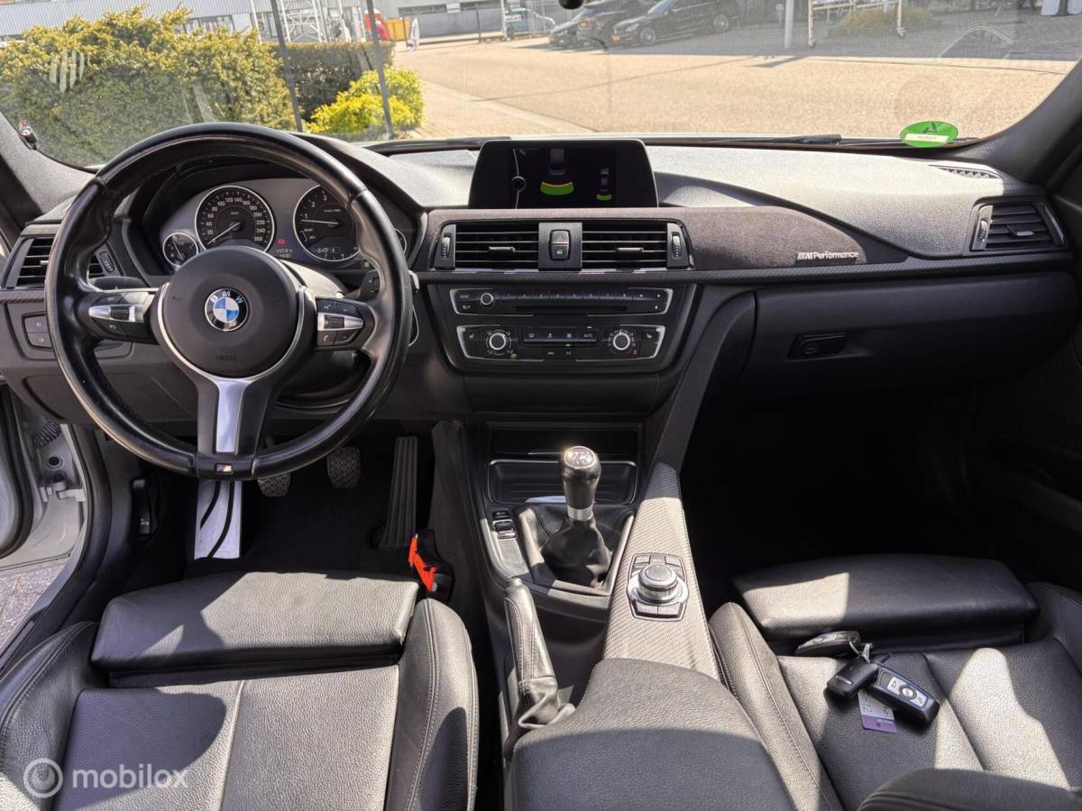 BMW 3 Serie BMW 3-serie 320i M-Pakket Performance Head up Leer