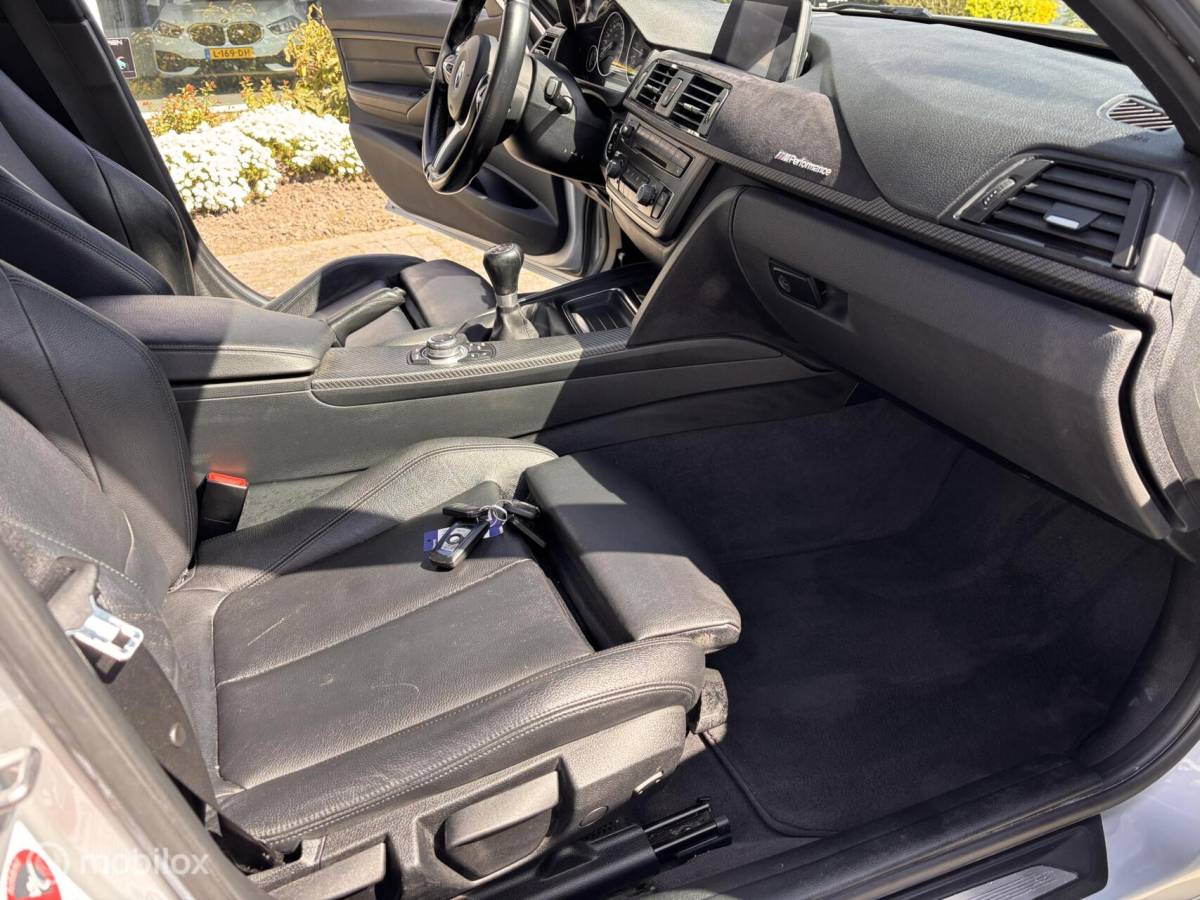 BMW 3 Serie BMW 3-serie 320i M-Pakket Performance Head up Leer