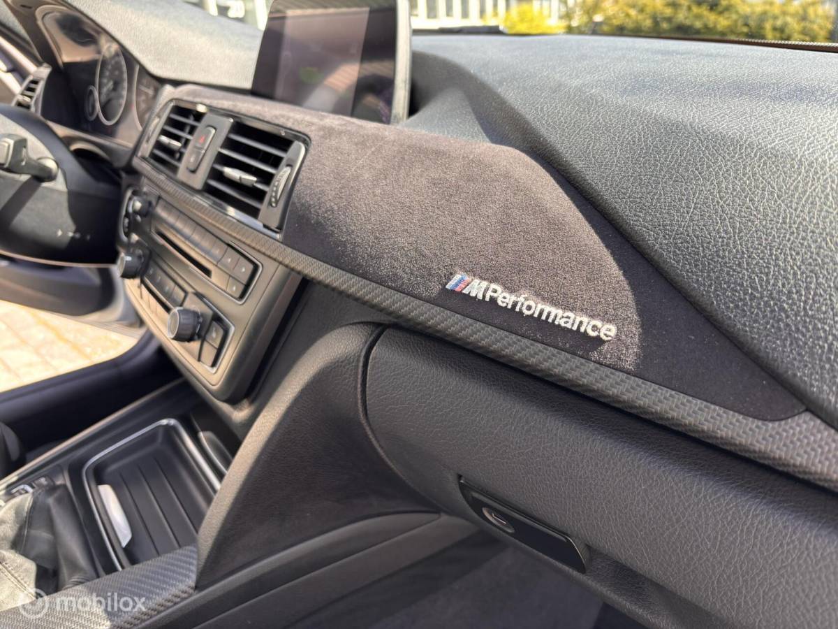 BMW 3 Serie BMW 3-serie 320i M-Pakket Performance Head up Leer