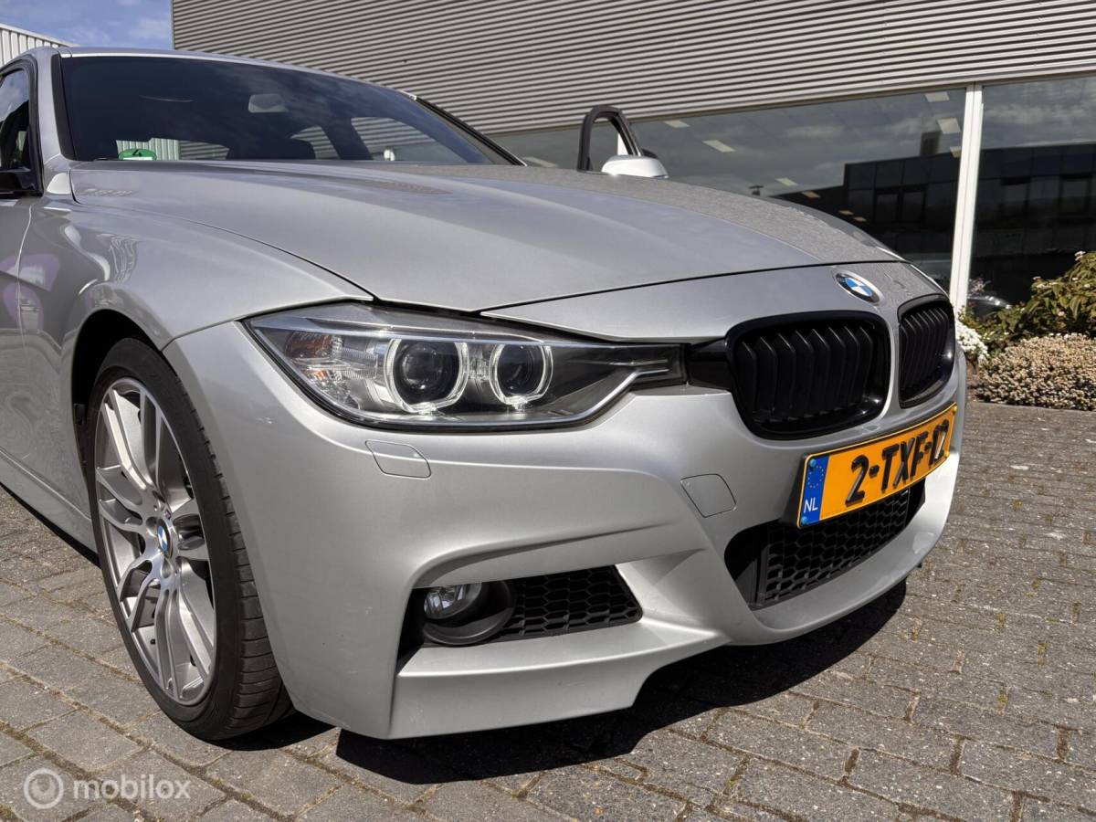 BMW 3 Serie BMW 3-serie 320i M-Pakket Performance Head up Leer