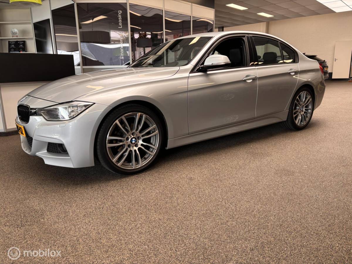 BMW 3 Serie BMW 3-serie 320i M-Pakket Performance Head up Leer