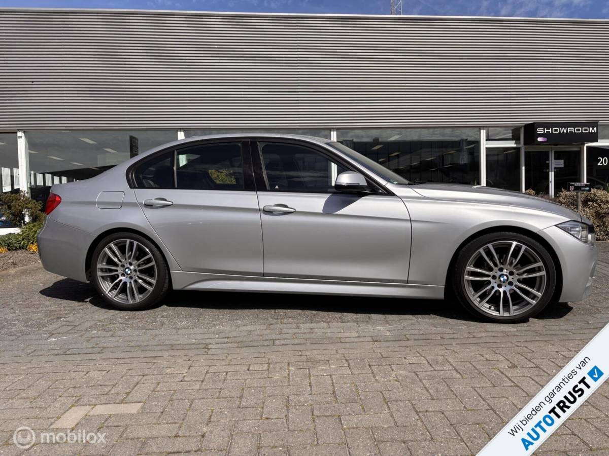 BMW 3 Serie BMW 3-serie 320i M-Pakket Performance Head up Leer