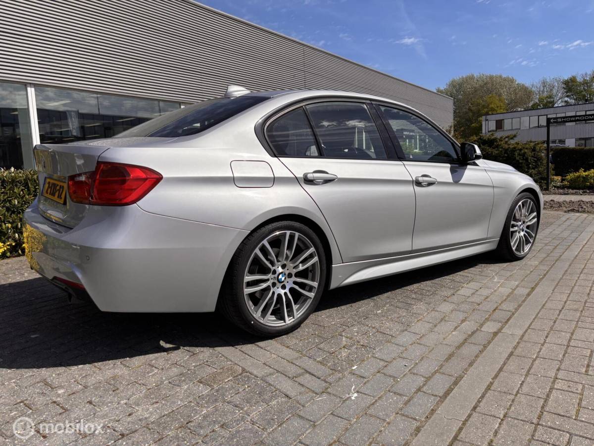 BMW 3 Serie BMW 3-serie 320i M-Pakket Performance Head up Leer