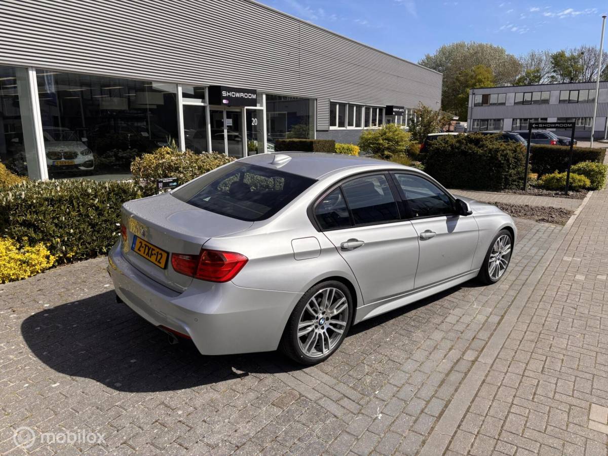 BMW 3 Serie BMW 3-serie 320i M-Pakket Performance Head up Leer