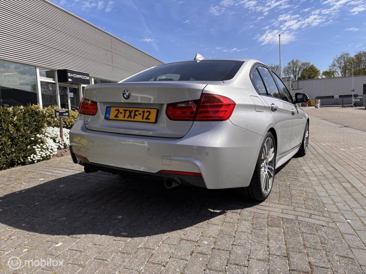 BMW 3 Serie BMW 3-serie 320i M-Pakket Performance Head up Leer