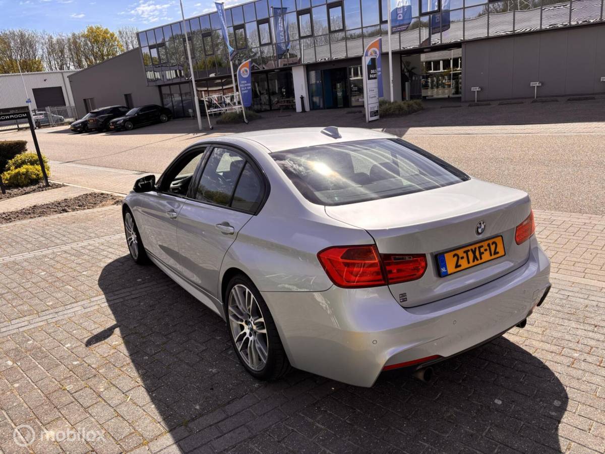 BMW 3 Serie BMW 3-serie 320i M-Pakket Performance Head up Leer