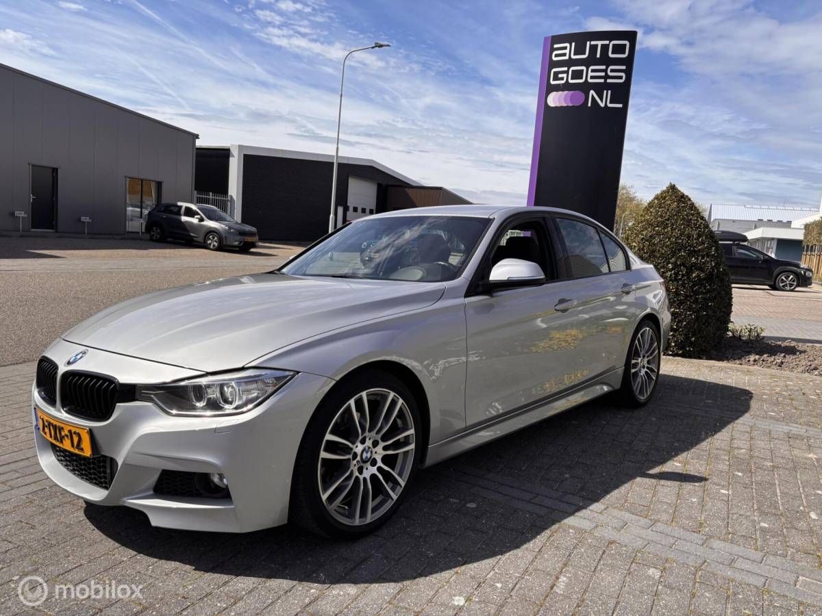 BMW 3 Serie BMW 3-serie 320i M-Pakket Performance Head up Leer