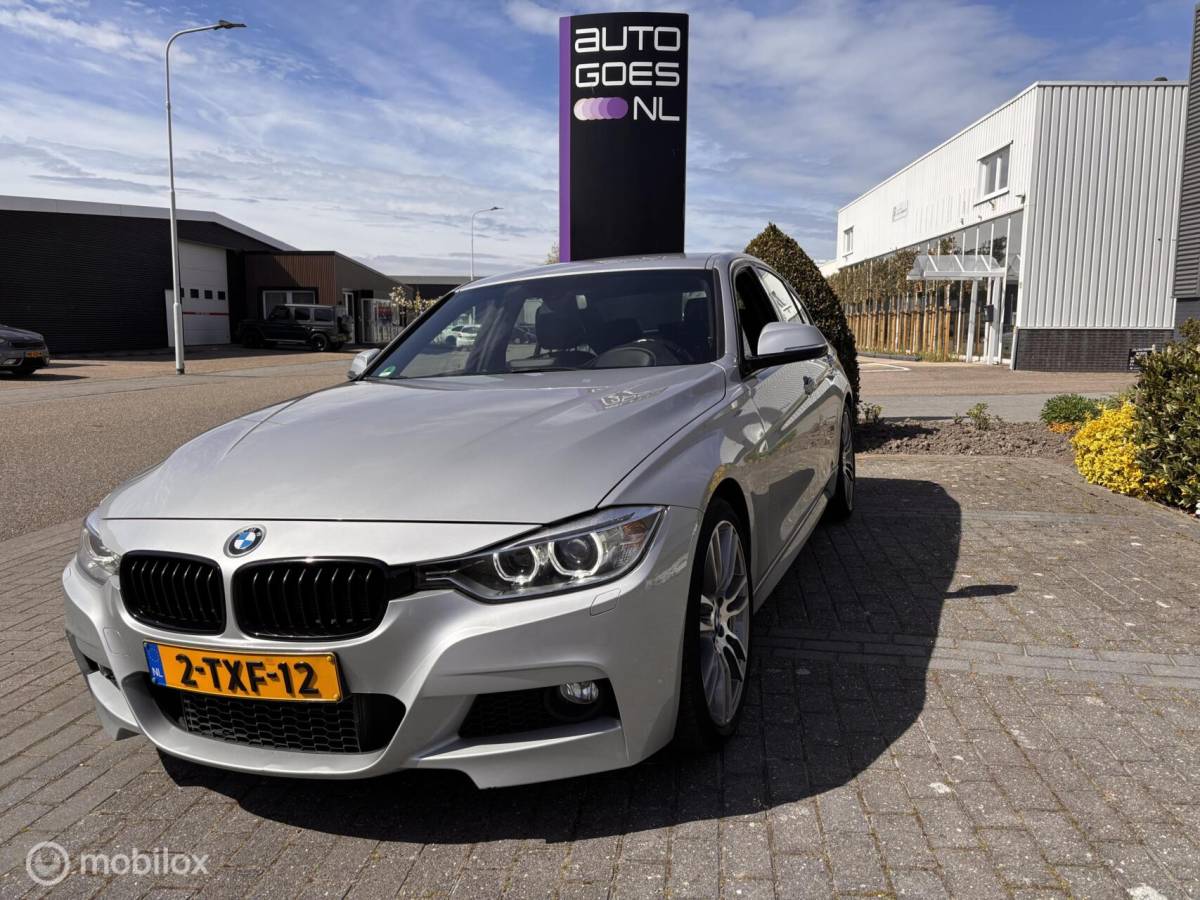 BMW 3 Serie BMW 3-serie 320i M-Pakket Performance Head up Leer
