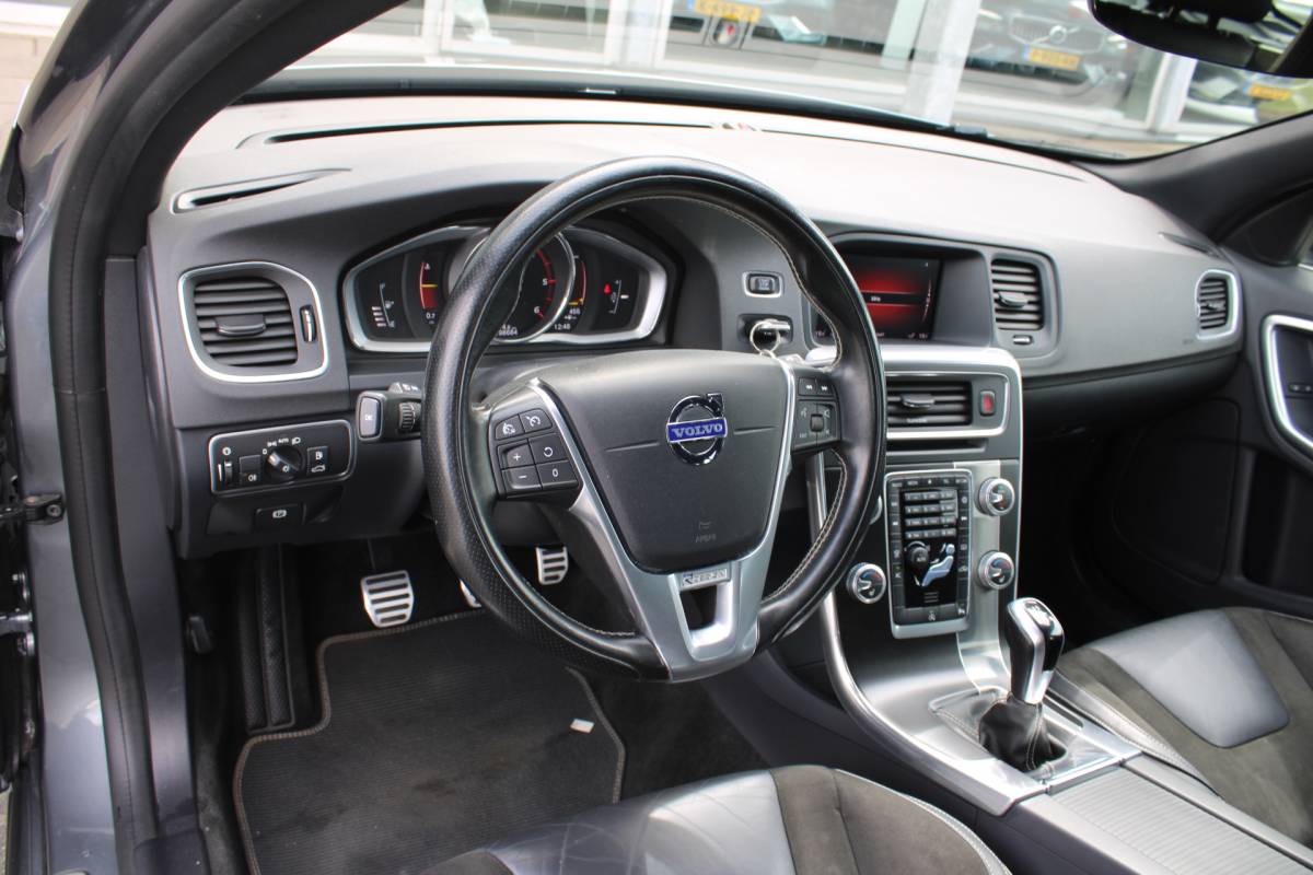 Volvo V60 Volvo V60 D4 191PK Business Sport | Org. NL | Verw. Voorstoelen | Cruise Control | Trekhaak | Navi | Clima |