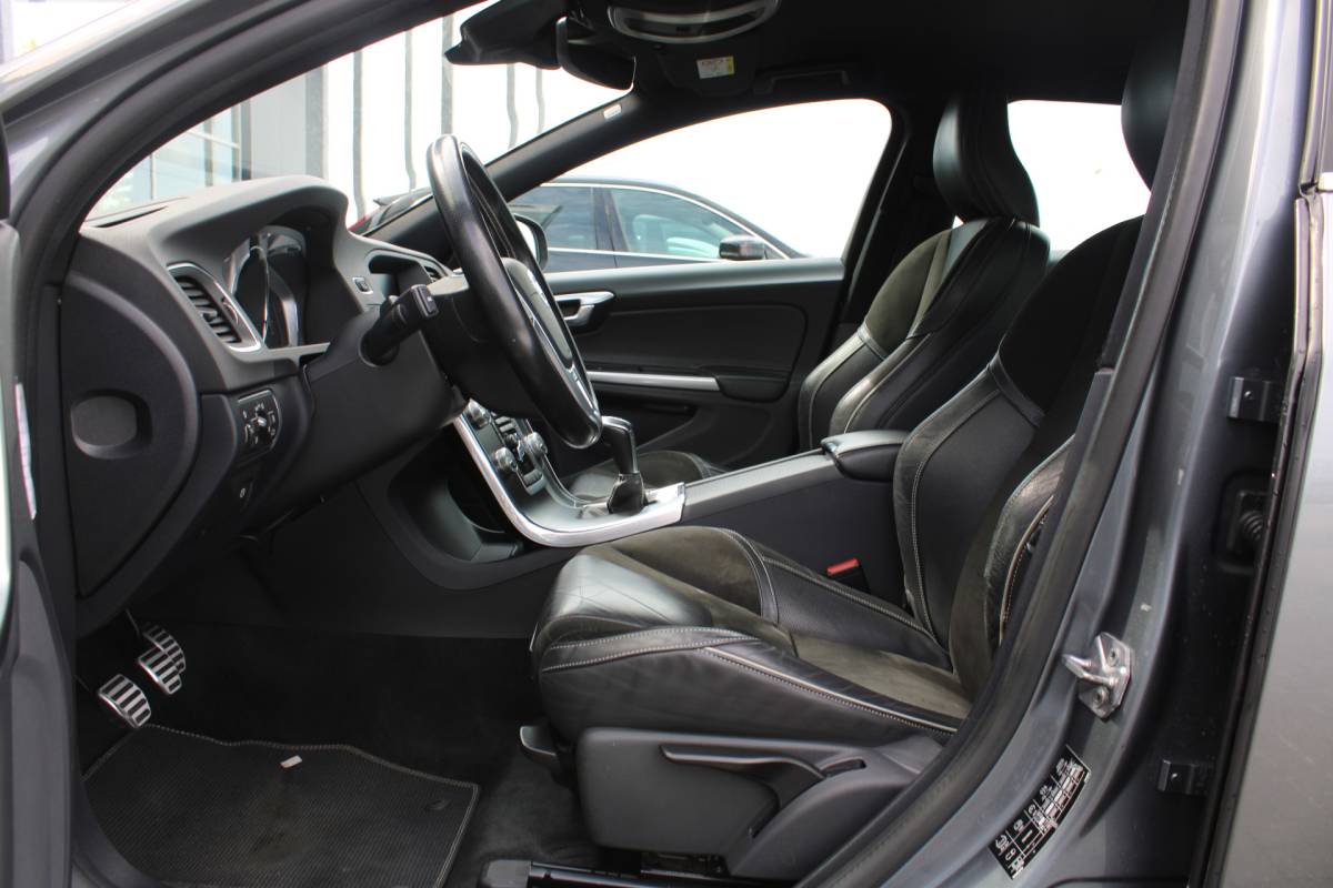 Volvo V60 Volvo V60 D4 191PK Business Sport | Org. NL | Verw. Voorstoelen | Cruise Control | Trekhaak | Navi | Clima |