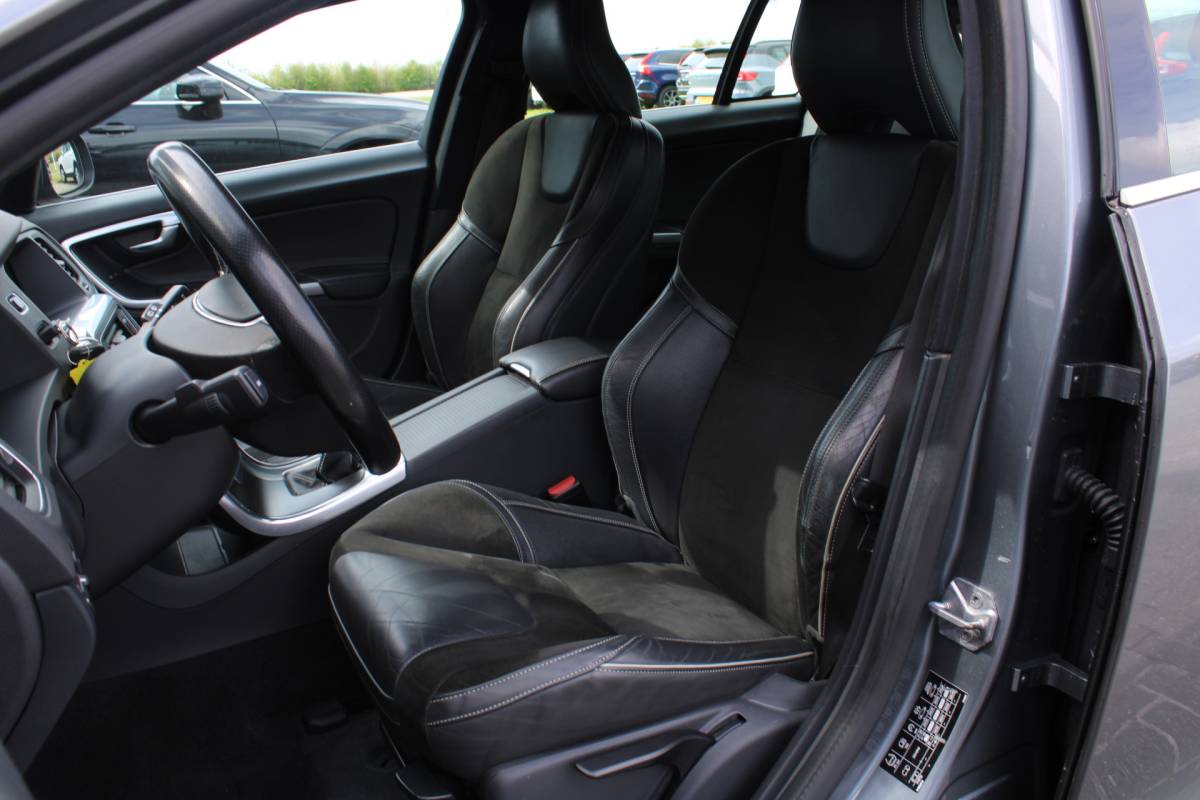 Volvo V60 Volvo V60 D4 191PK Business Sport | Org. NL | Verw. Voorstoelen | Cruise Control | Trekhaak | Navi | Clima |