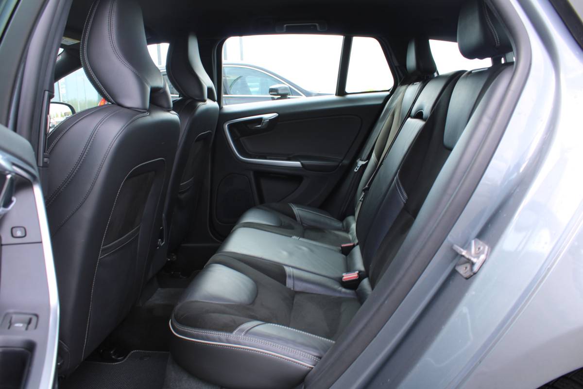 Volvo V60 Volvo V60 D4 191PK Business Sport | Org. NL | Verw. Voorstoelen | Cruise Control | Trekhaak | Navi | Clima |