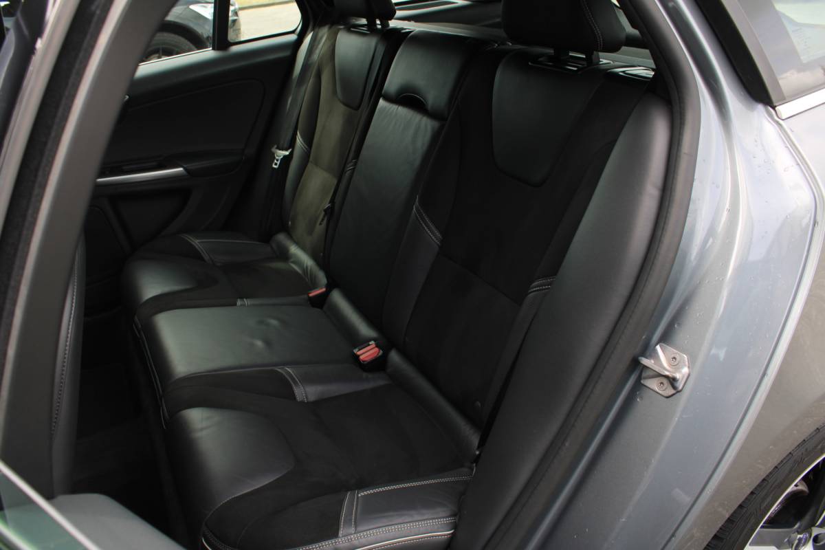 Volvo V60 Volvo V60 D4 191PK Business Sport | Org. NL | Verw. Voorstoelen | Cruise Control | Trekhaak | Navi | Clima |