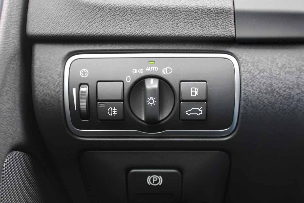Volvo V60 Volvo V60 D4 191PK Business Sport | Org. NL | Verw. Voorstoelen | Cruise Control | Trekhaak | Navi | Clima |
