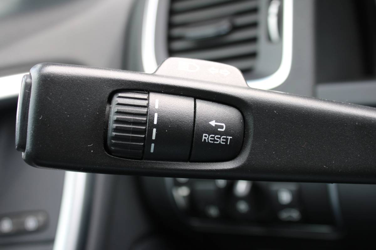 Volvo V60 Volvo V60 D4 191PK Business Sport | Org. NL | Verw. Voorstoelen | Cruise Control | Trekhaak | Navi | Clima |