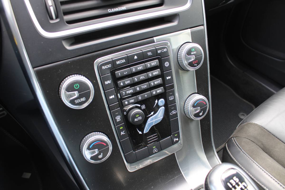 Volvo V60 Volvo V60 D4 191PK Business Sport | Org. NL | Verw. Voorstoelen | Cruise Control | Trekhaak | Navi | Clima |