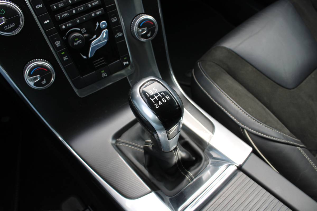 Volvo V60 Volvo V60 D4 191PK Business Sport | Org. NL | Verw. Voorstoelen | Cruise Control | Trekhaak | Navi | Clima |