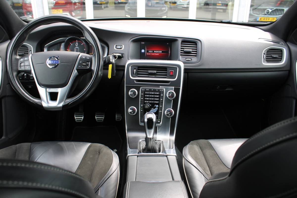 Volvo V60 Volvo V60 D4 191PK Business Sport | Org. NL | Verw. Voorstoelen | Cruise Control | Trekhaak | Navi | Clima |