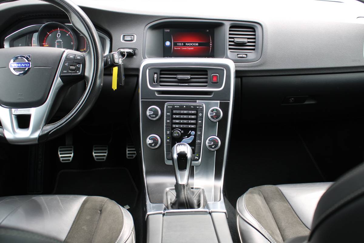 Volvo V60 Volvo V60 D4 191PK Business Sport | Org. NL | Verw. Voorstoelen | Cruise Control | Trekhaak | Navi | Clima |